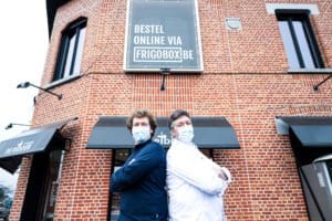 Matthias en Guy voor hun beenhouwerij met het spandoek voor frigobox.be