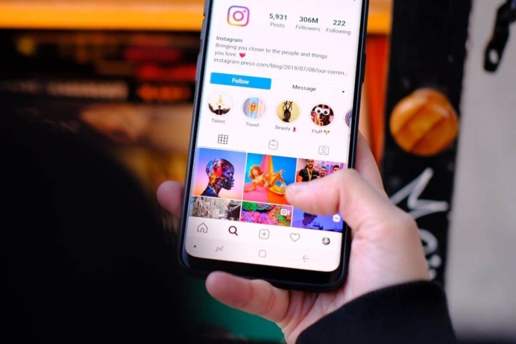 Video publiceren in je Instagram feed
Je kan ook een video rechtstreeks posten op je Instagram feed (of berichtoverzicht). De video moet tussen 3 en 60 seconden duren. Hier heb je dus behoorlijk wat vrijheid om een korte catchy boodschap te tonen of om een langere instructievideo te posten.

Net als bij afbeeldingen kun je ook voor video’s in de feed filters gebruiken, een product taggen of een beschrijving toevoegen. De feed geeft je een heleboel marketing mogelijkheden, zeker wanneer jouw boodschap langer duurt dan 15 seconden.

Een video in je Instagram feed publiceren, doe je op dezelfde manier als het publiceren van een foto. Je kiest dan voor een video bestand in plaats van een foto. Voor in-feed video’s maak je best een vierkante of horizontale video. Die past het best in het overzicht.

Samengevat:
Video’s die gepost worden in je Instagram feed mogen 3 tot 60 seconden duren
Je gebruikt best een vierkant of horizontaal formaat
Ze blijven staan in je normale nieuwsfeed