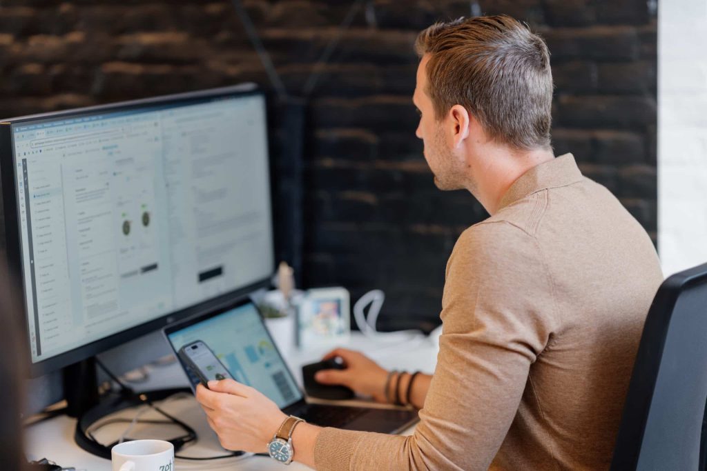 Werknemer gebruikt verschillende marketing tools