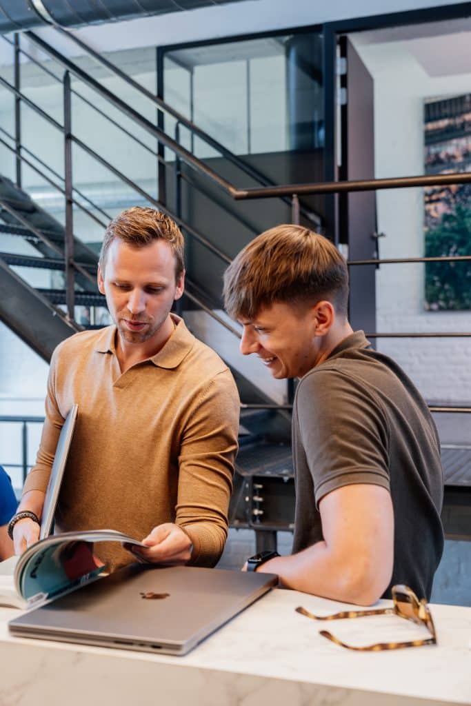 Teamleden die resultaten branding campagne bekijken