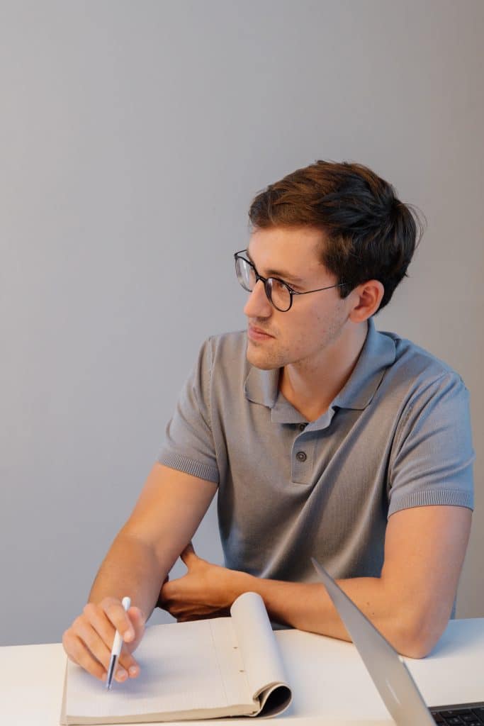 Financieel specialist die  nota's aan het nemen is