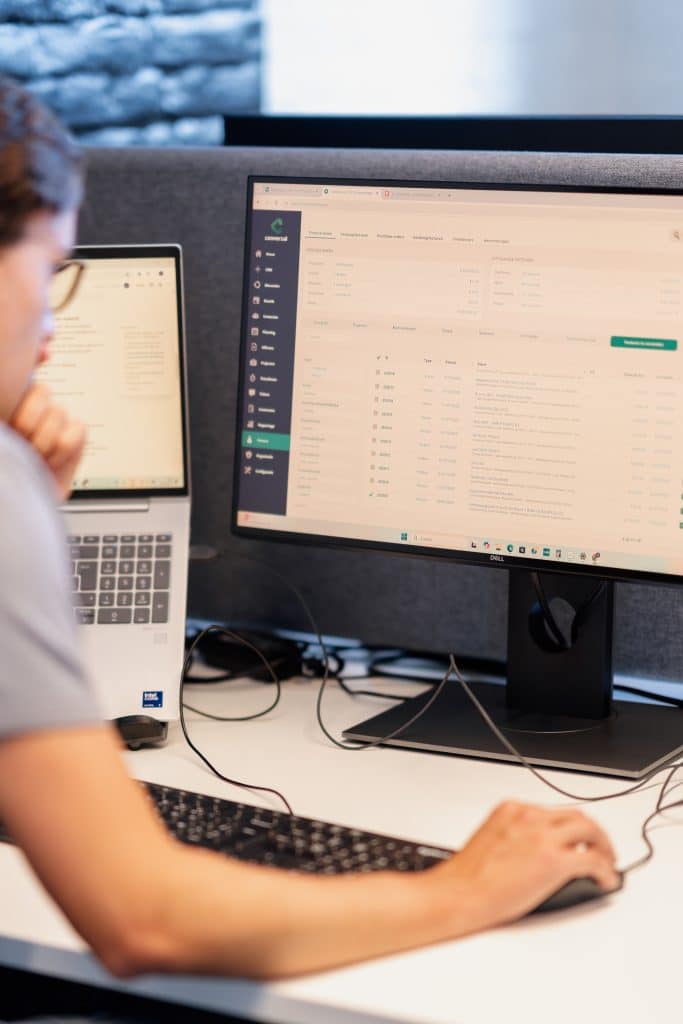 Financieel expert die in Teamleader facturen en offertes aan het bekijken is