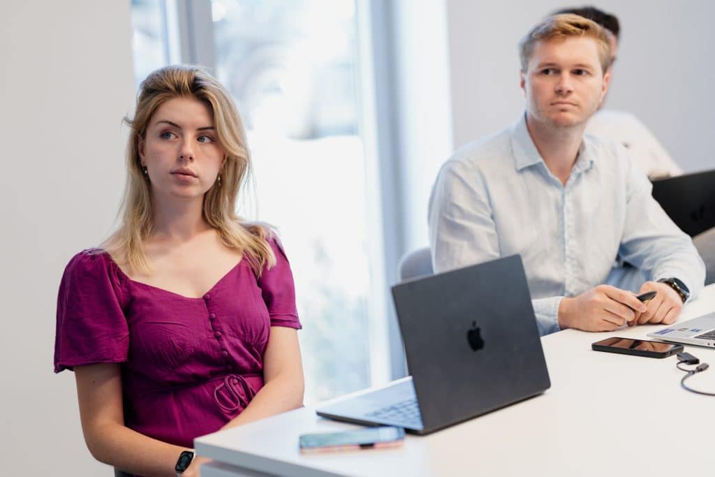 Digital Marketeer die de content kalender voor social media posts overloopt