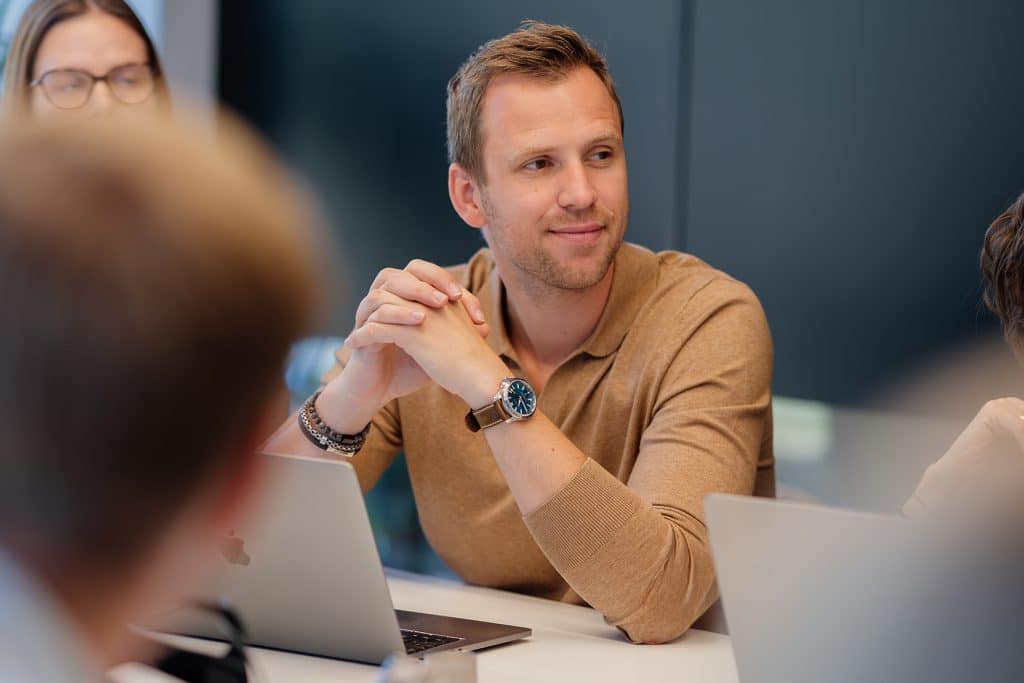 Social advertising specialist in overleg met team