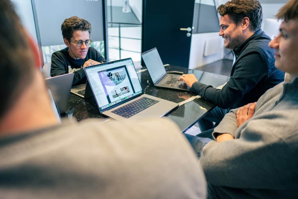 webshop experten die meeting hebben over webdesign