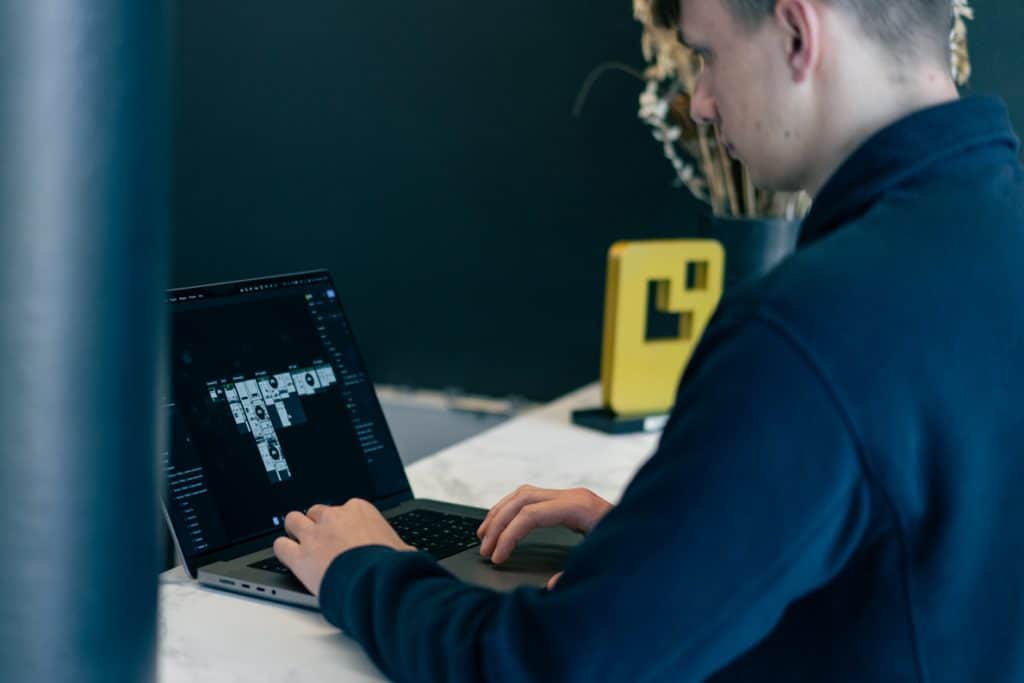 Figma Webdesigner die aan het werk is