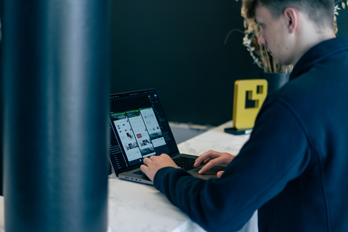 ux designer die wireframes aan het maken is