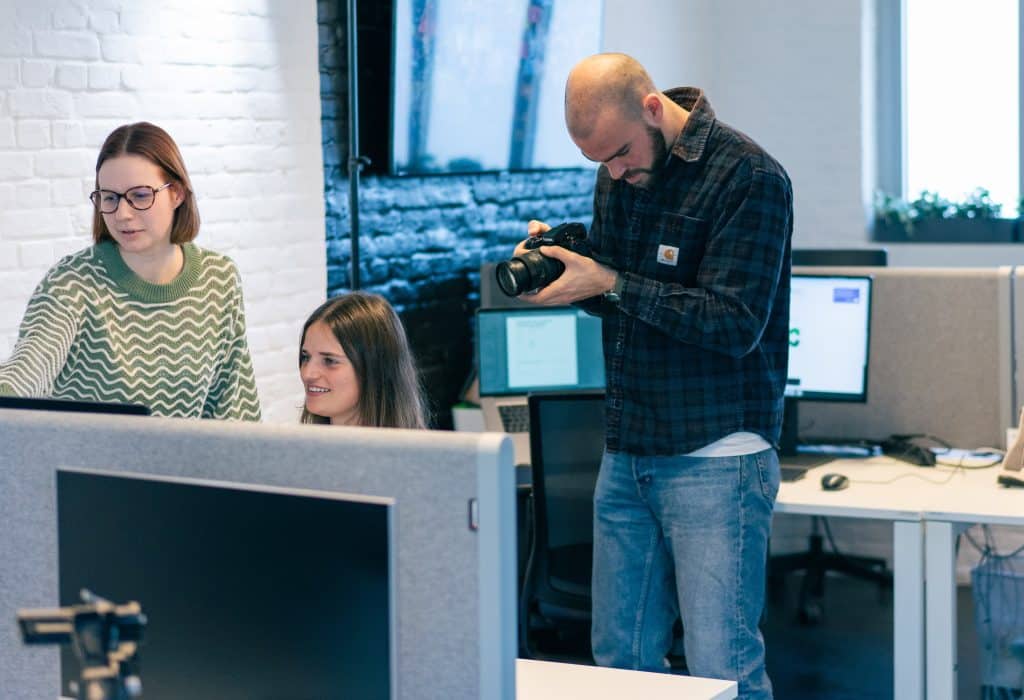 Fotograaf die foto's neemt van diensten en producten voor webshop