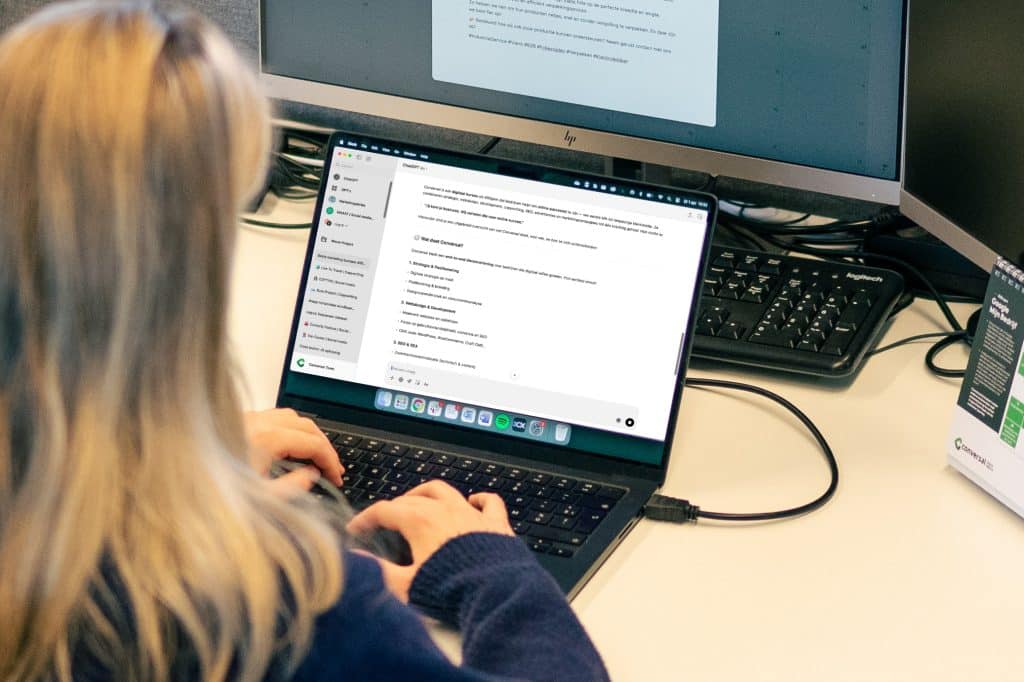 Iemand die AI gebruikt als zoekmachine