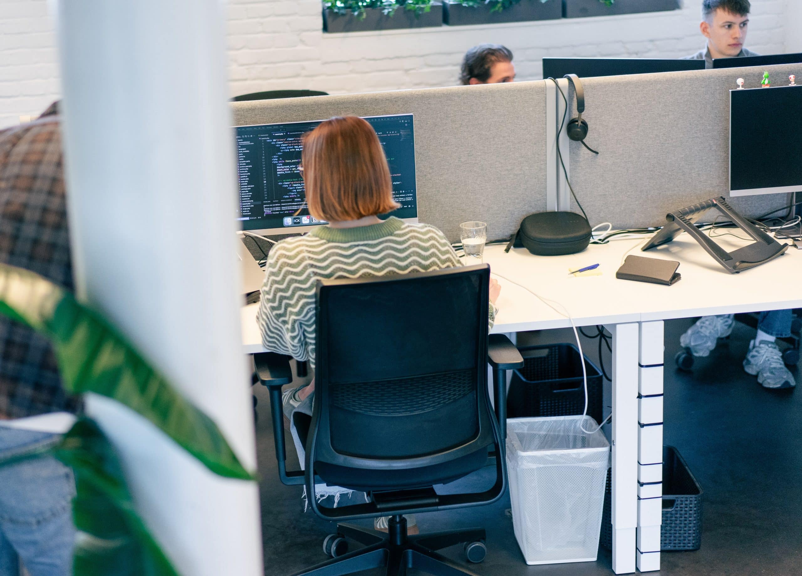 Webontwikkelaar die website aan het maken is