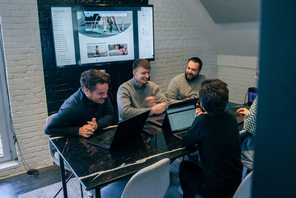 Een team van webdesigners buigt zich over een nieuw project voor een klant in Geraardsbergen
