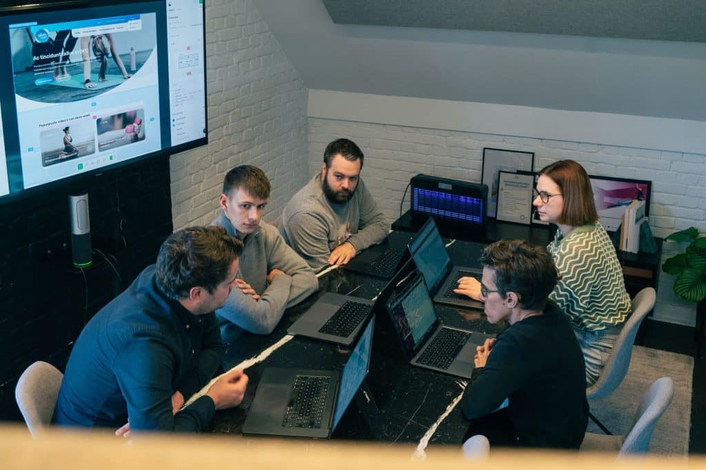 Team van webdesigners presenteert het ontwerp van een nieuwe website voor een klant uit Haaltert