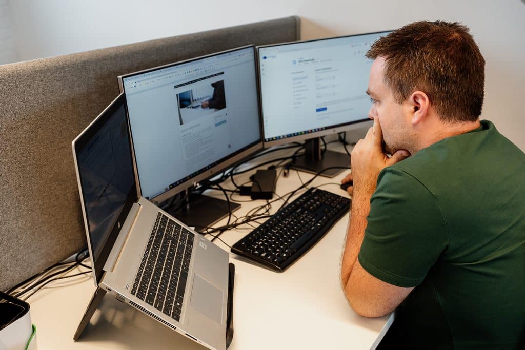 Webdesigner werkt geconcentreerd aan een website voor een klant uit Lebbeke