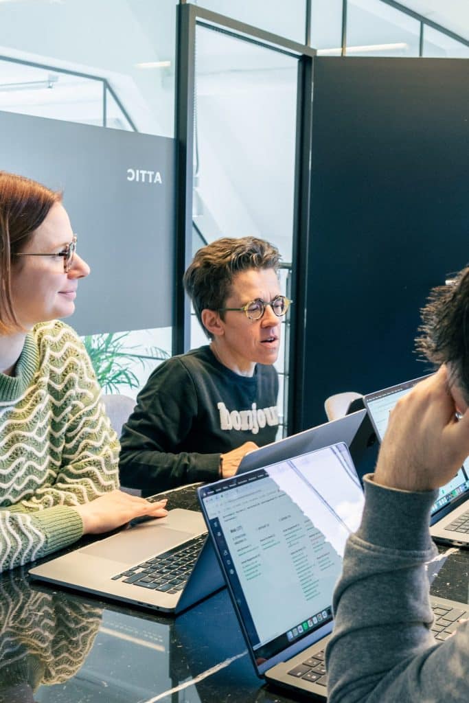 Webdesigners in overleg voor een klant uit Opwijk over de structuur en inhoud van hun nieuwe website