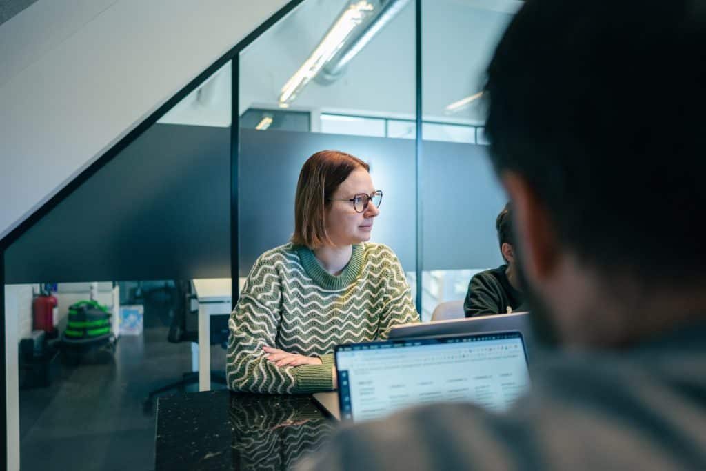 Webdesigner bespreekt een project voor een klant in Ternat