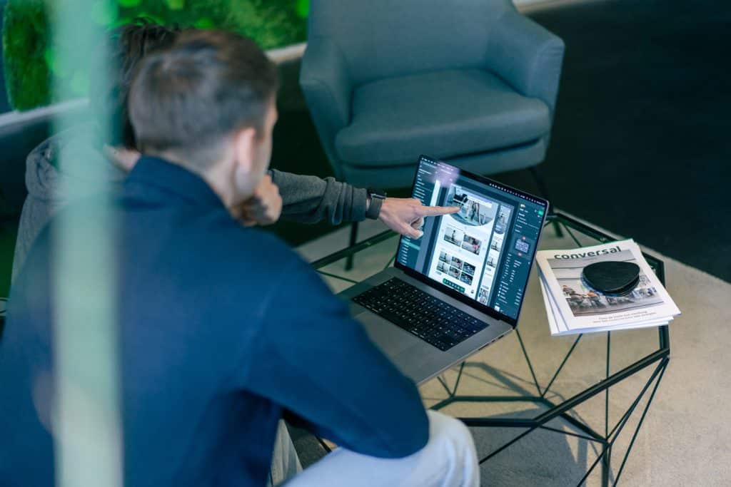 Webdesigners maken een website op maatvoor een klant in Lokeren