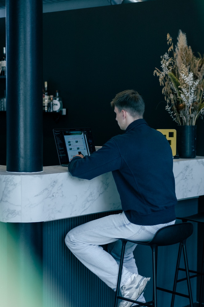 Webdesigner werkt aan een digitaal ontwerp voor een klant in Asse