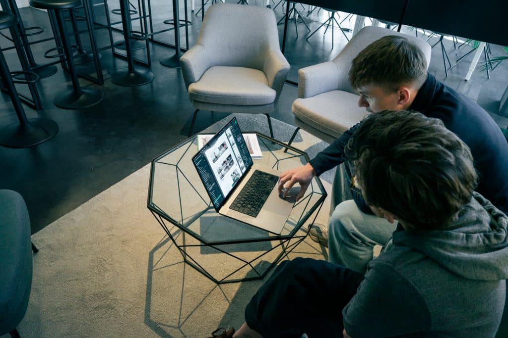 Webdesigners tijdens een klantoverleg voor een klant in Lokeren