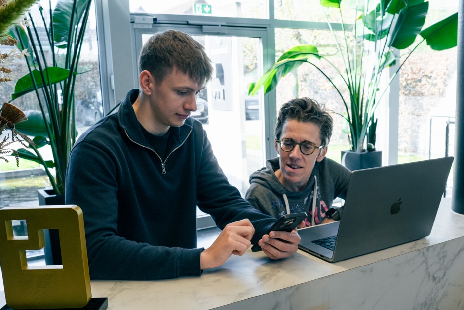 Webdesigners tijdens een klantoverleg voor een klant in Zottegem