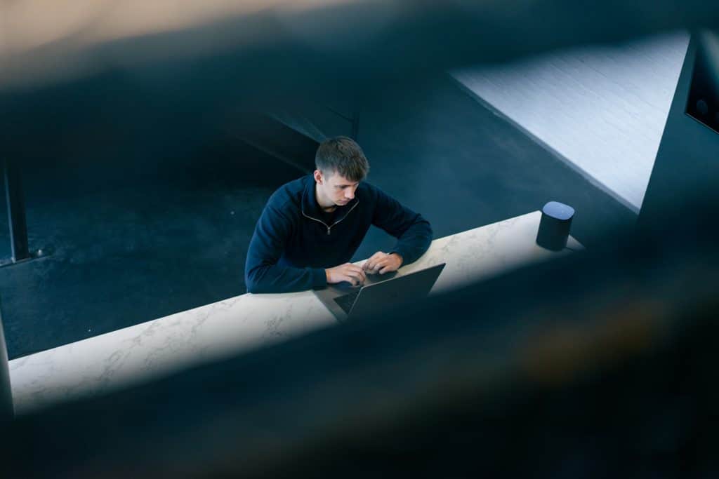 Webdesigner werkt aan een website op maat voor een klant in Vilvoorde