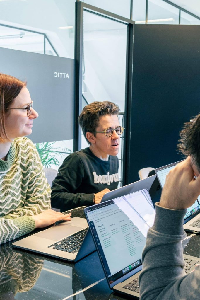 Klantoverleg tussen webdshopesigners voor een klant in Kortrijk