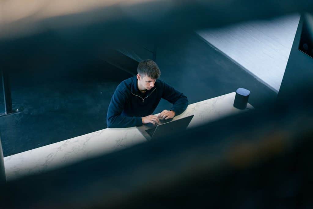 Webdesigner werkt aan een website voor een klant uit Affligem