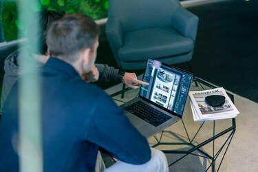 Een developer bespreekt de functionaliteiten voor een website laten maken in Gent
