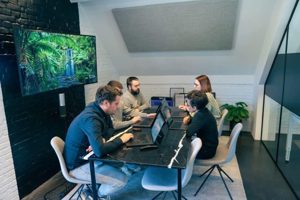 Overleg over het ontwerp van een nieuwe website voor een klant uit Haaltert