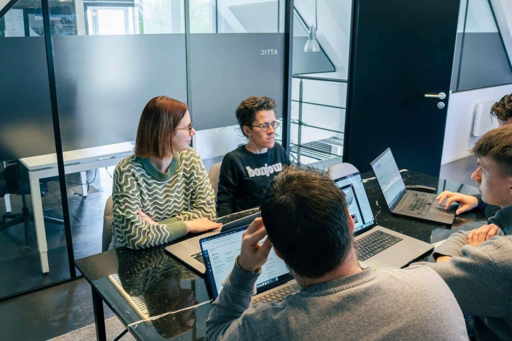 Team bespreekt het ontwerp van een website voor een klant in Liedekerke