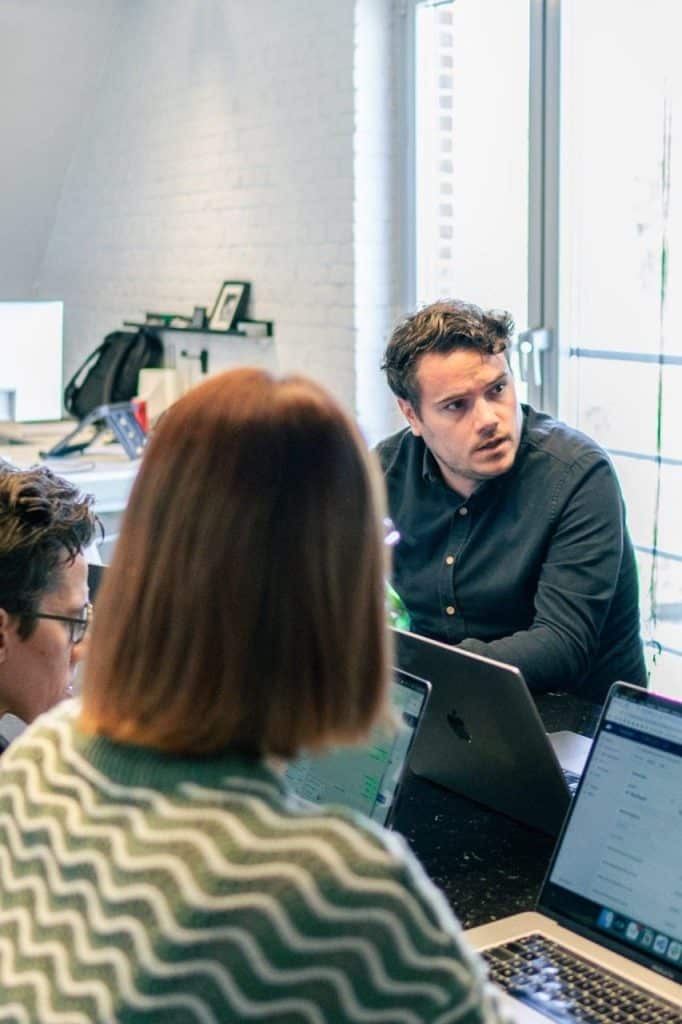 Webdevelopers bespreken het ontwerp voor een nieuwe klant in Merelbeke die een website laat maken