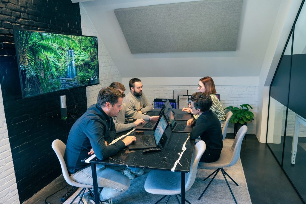Het team bespreekt een nieuw webproject voor een klant uit Vlaams-Brabant die een website laat maken