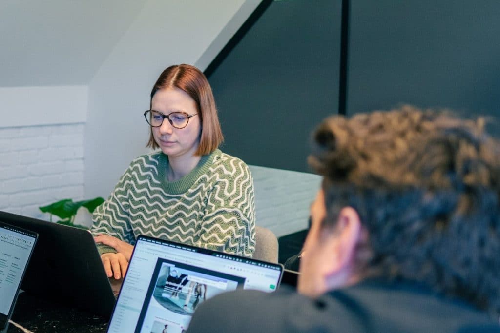 Een ontwerpster werkt aan de layout voor een klant in Erpe-Mere die een website laat maken