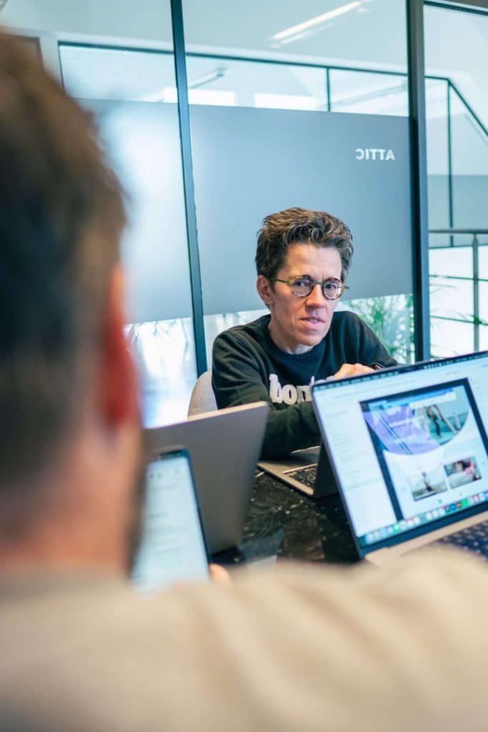 Een webdesigner bespreekt het ontwerp van een website voor een klant in Geraardsbergen die een website laat maken