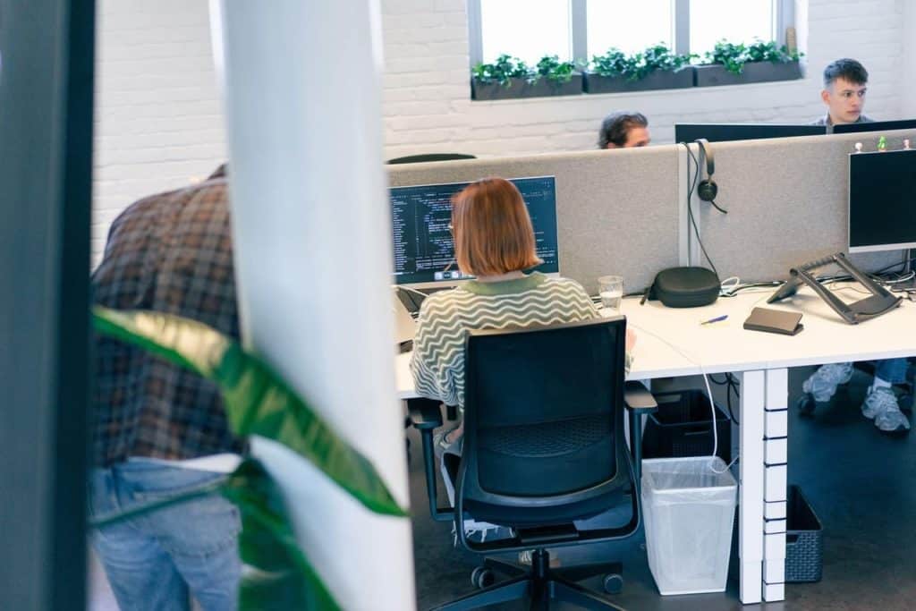 Webdeveloper werkt aan de layout voor een klant in Liedekerke die een website laat maken