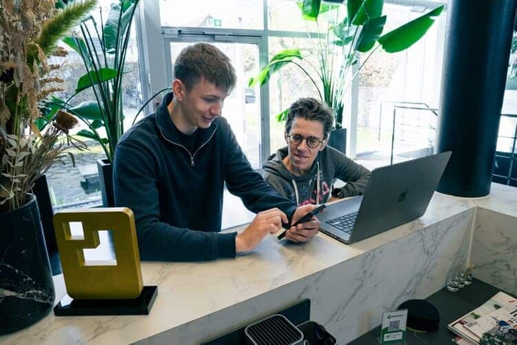 Collega's bekijken het design van een website voor een klant in Merelbeke die een website laat maken