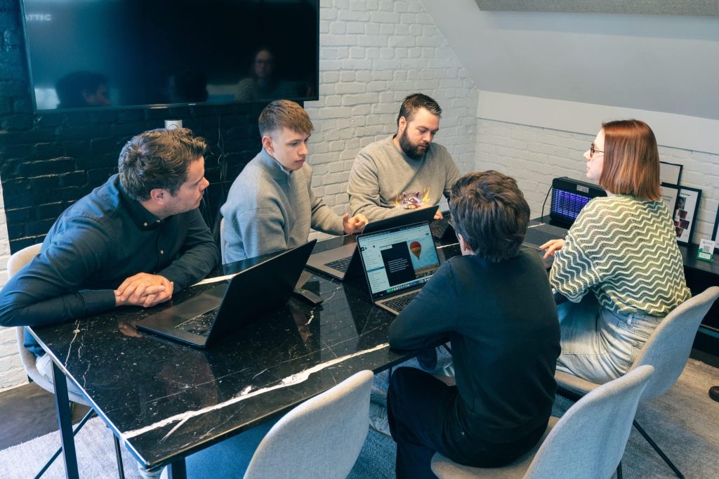 Een team bespreekt een nieuw webproject voor een klant uit Vilvoorde die een website laat maken