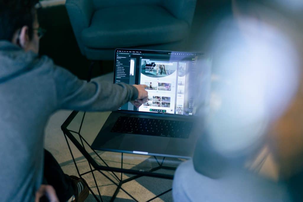 Bespreken van het design met project manager en webdesigner