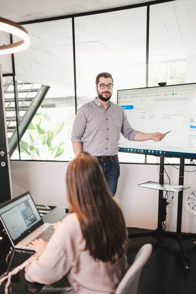 Digitaal strateeg die seo resultaten overloopt