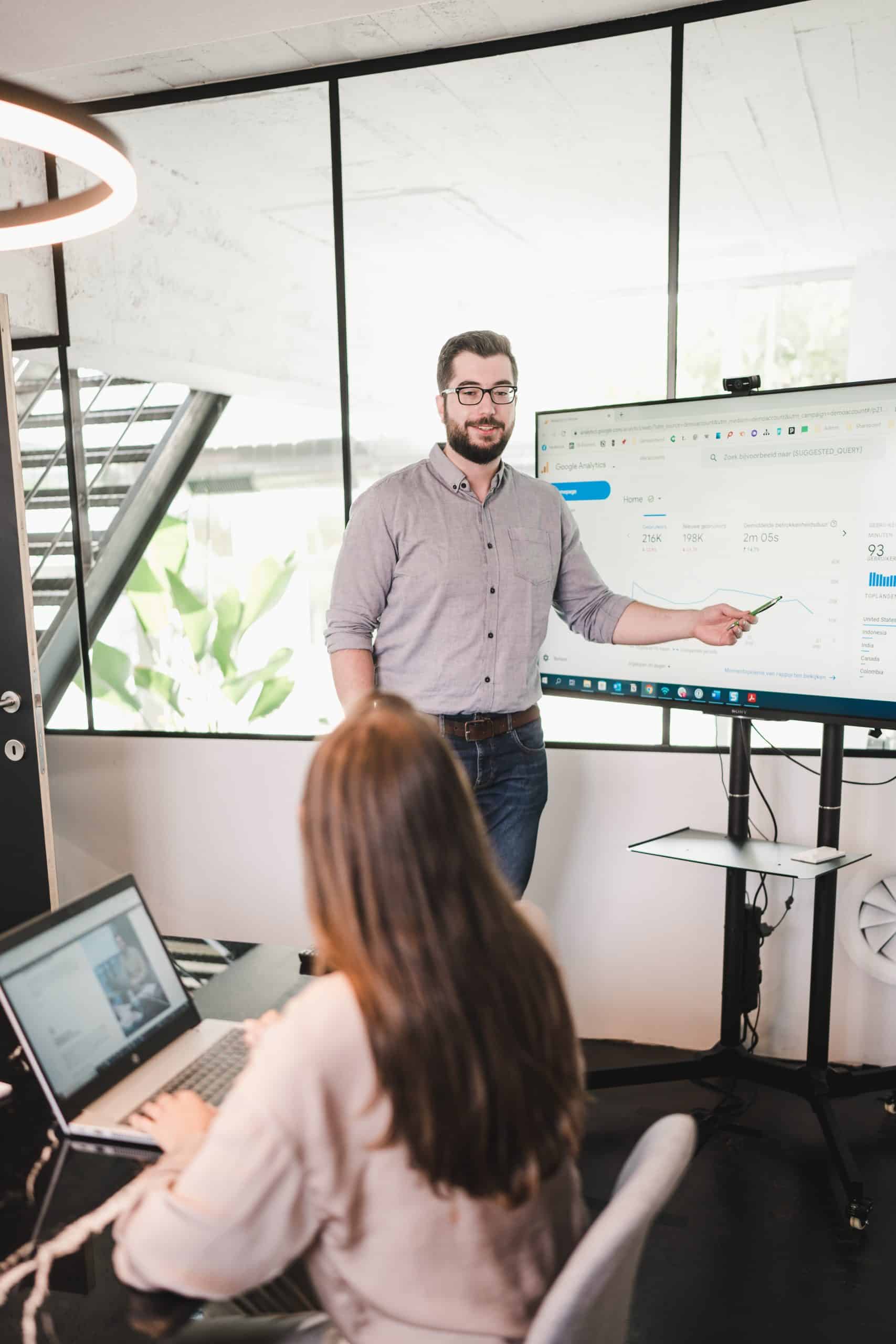 Digitaal strateeg die seo resultaten overloopt