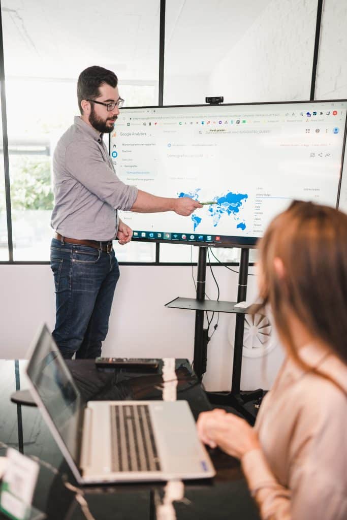 Online Marketeer die marketing workshop presenteert