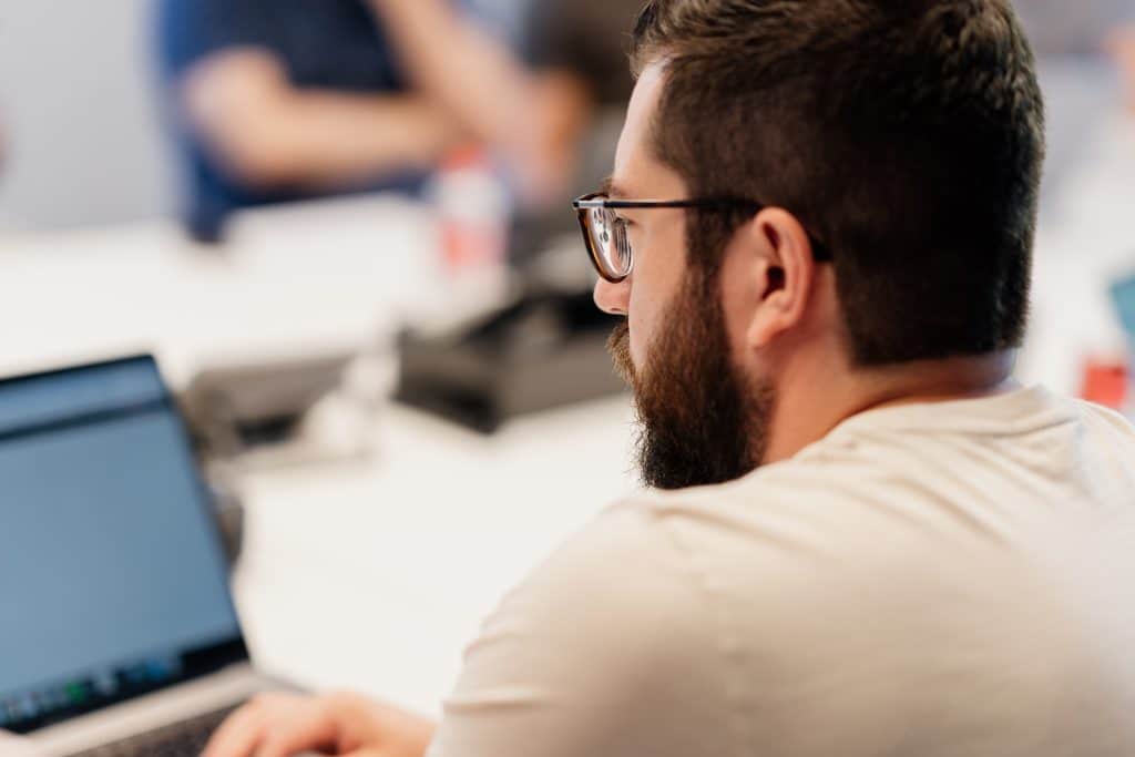 Collega Maxime verdiept zich in Peppol e-facturatie voor WooCommerce webshops, in het kader van de nieuwe regelgeving vanaf 2026.