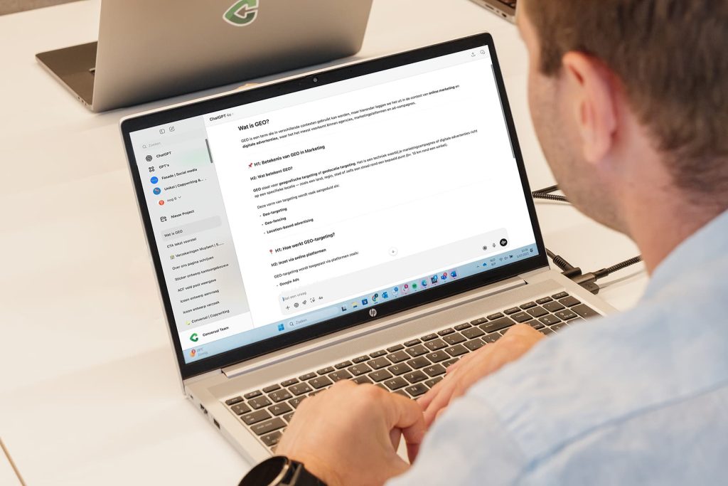 Persoon werkt op een laptop met ChatGPT om informatie over GEO en digitale marketing te bekijken