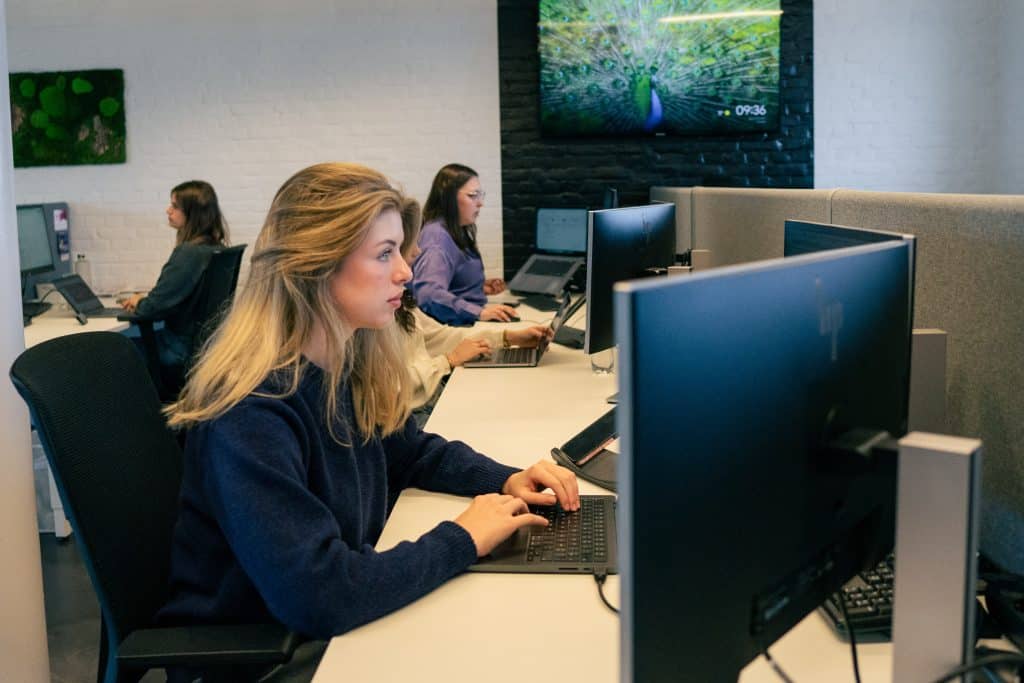 SEO-team dat geconcentreerd werkt aan content die hoger scoort in Google