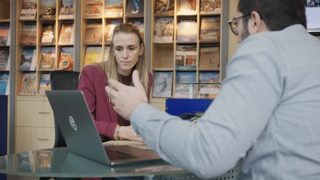 Strateeg Maxime overloopt samen met Rantour de digitale marketingstrategie.