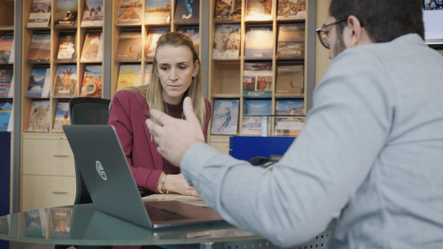 Strateeg Maxime overloopt samen met Rantour de digitale marketingstrategie.