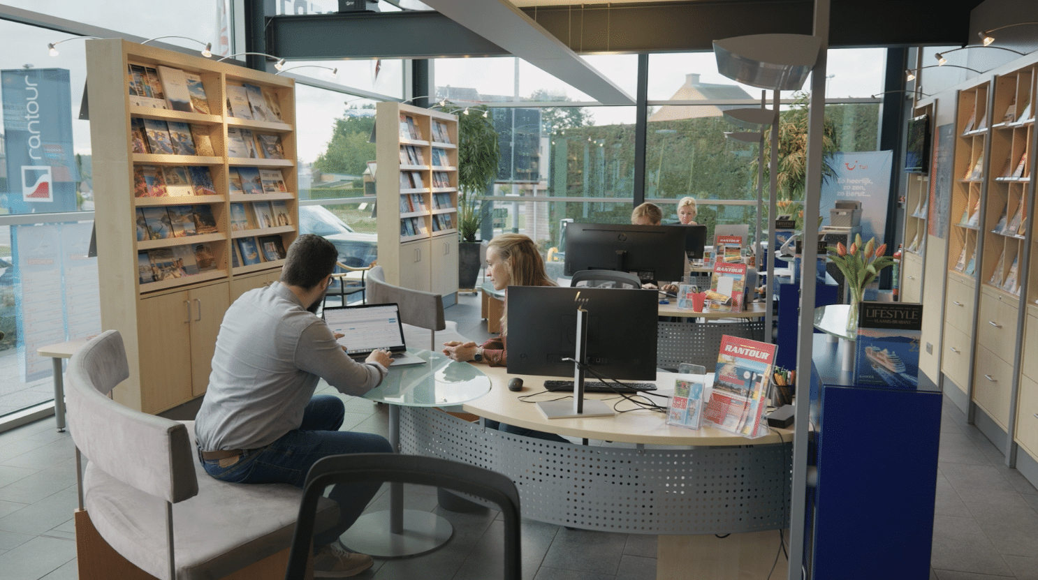 Strateeg Maxime overloopt samen met Rantour de digitale marketingstrategie.