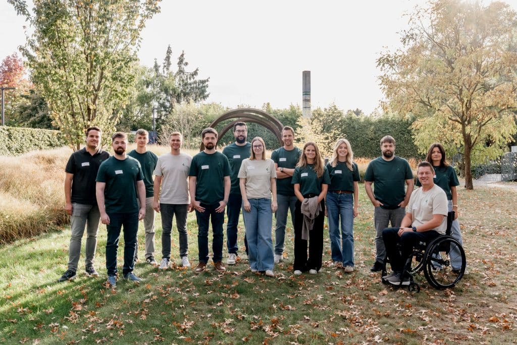 Het team van online marketingbureau Conversal staat samen buiten voor een groepsfoto