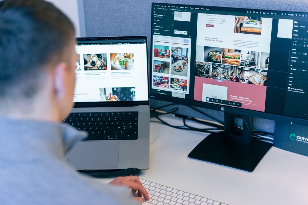 Webdesigner bij Conversal werkt aan het ontwerp van een grotere, complexe website, wat mee de kost van een website bepaalt