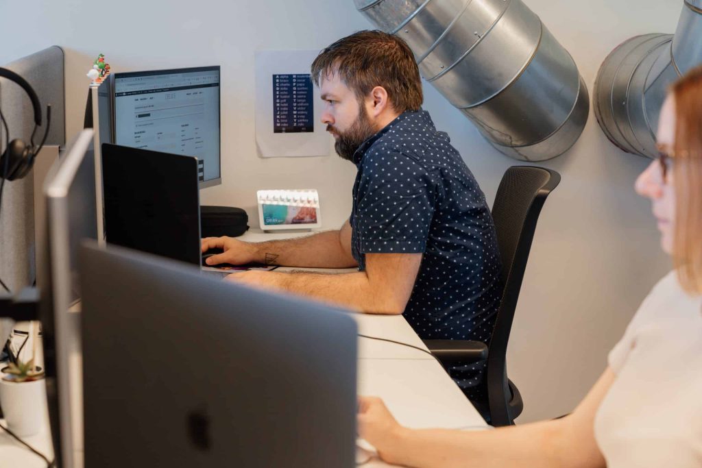 Technical lead bij Conversal werkt aan een technische koppeling tussen systemen, een onderdeel dat invloed heeft op de kost van een website laten maken