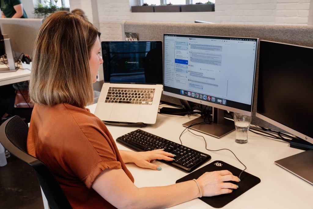 Technische expert bij Conversal behandelt een supportticket als onderdeel van het onderhoud van een websiteTechnische expert bij Conversal behandelt een supportticket als onderdeel van het onderhoud van een website